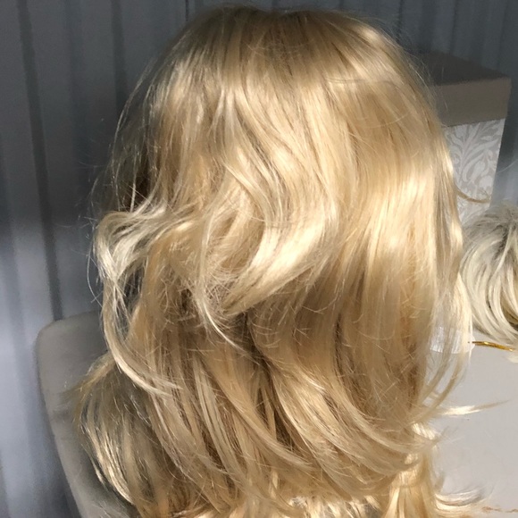 blonde center part synthetic hair - Picture 4 of 5